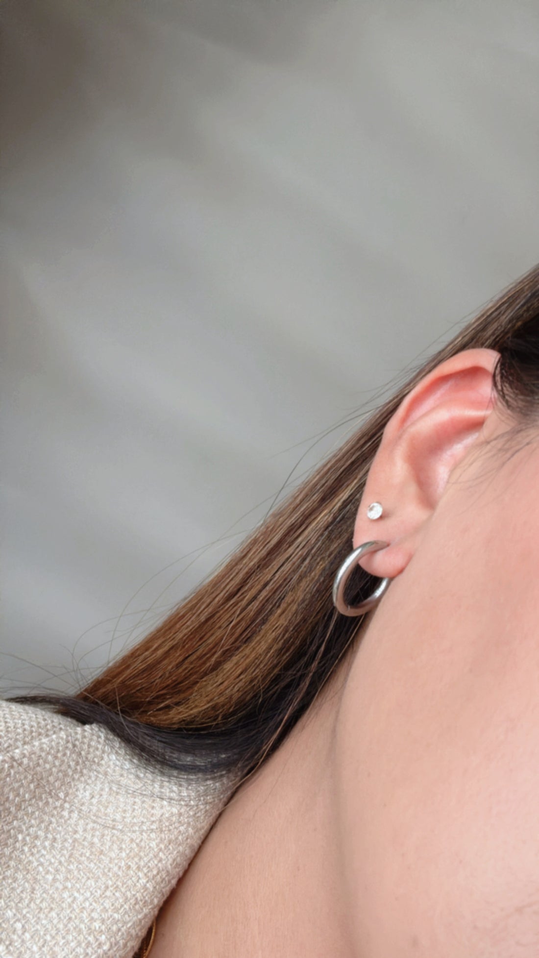 Aretes Huggies Corazón Plateado